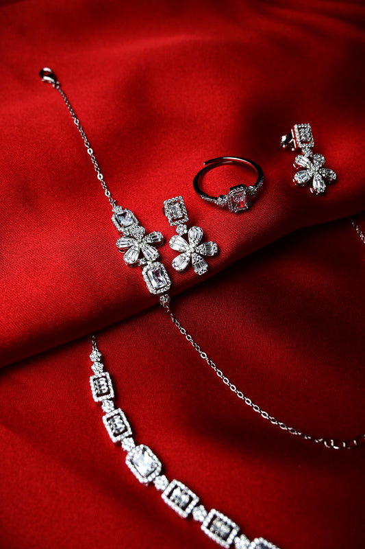 925 Ayar Gümüş Çiçek Desen Zirkon Taşlı 4'lü Set