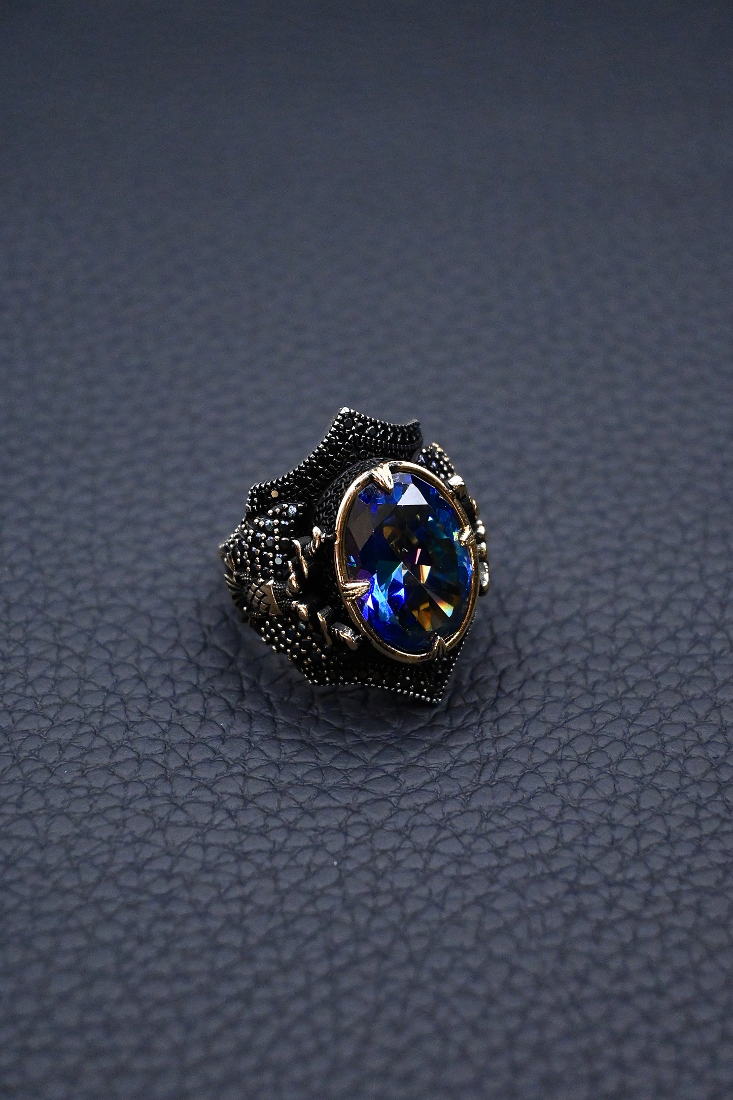 925 Ayar Mistik Topaz Taşlı Yanları Zirkon Taş İşlemeli Kılıç Motif Erkek Yüzük