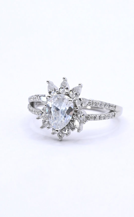 925 Ayar Gümüş Damla Kesim Çiçek Yüzük Beyaz Zirkon Taşlı