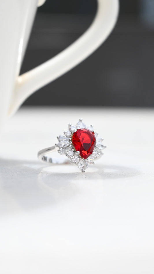 Luceven 925 Ayar Gümüş Damla Kesim Safir Taşlı Yan Taşları Zirkon Yüzük