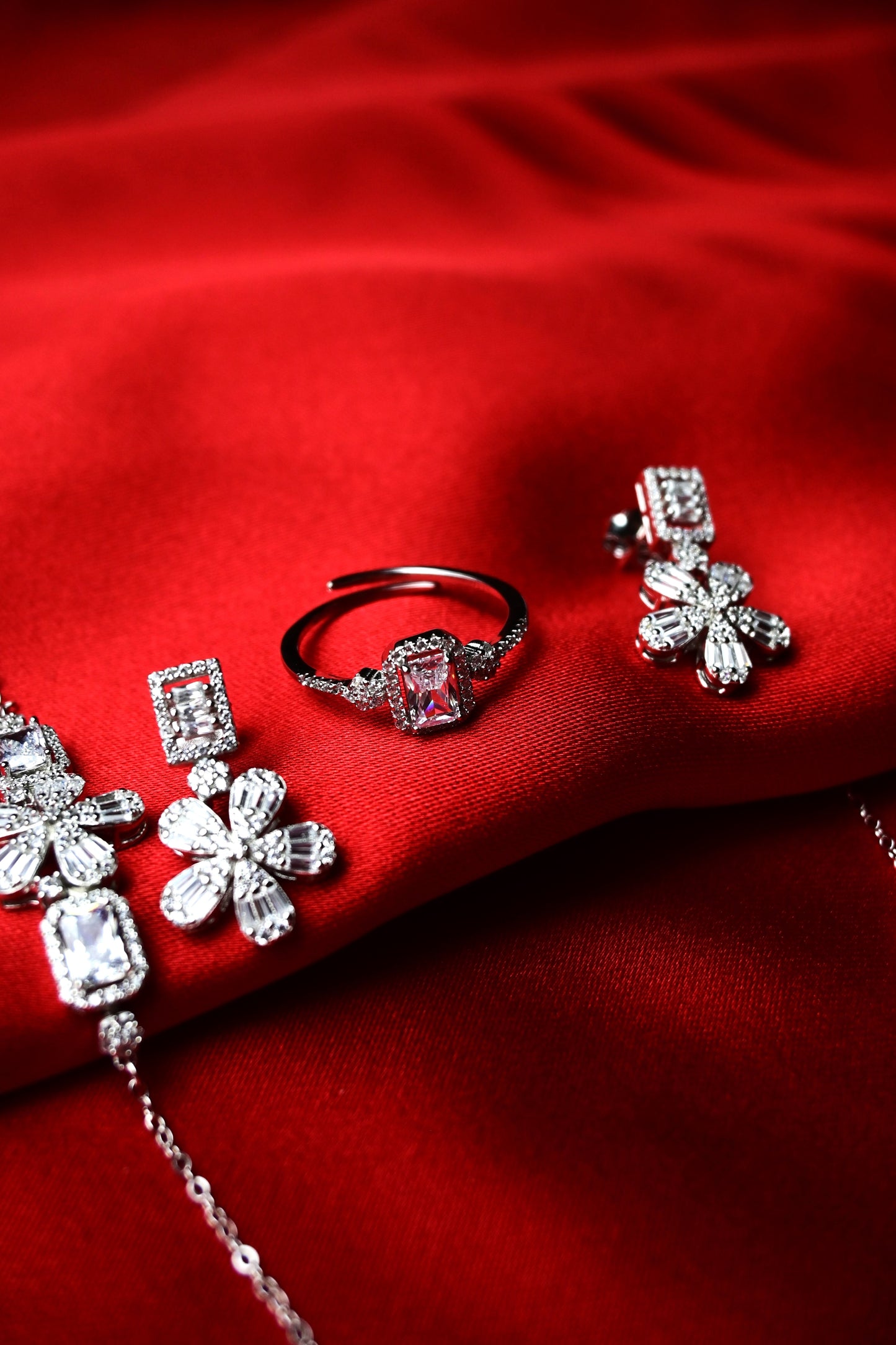 925 Ayar Gümüş Çiçek Desen Zirkon Taşlı 4'lü Set