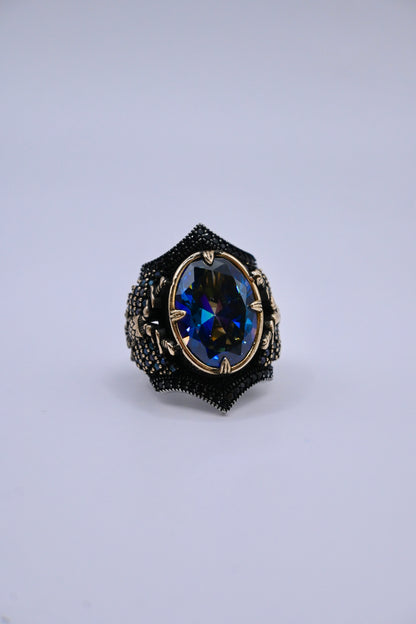 925 Ayar Mistik Topaz Taşlı Yanları Zirkon Taş İşlemeli Kılıç Motif Erkek Yüzük